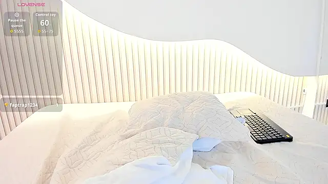 Snapshot of Kloe_skinny chatting on April 15, 2026, 7:58 pm Kloe skinny online show from April 15, 2026, 7:58 pm