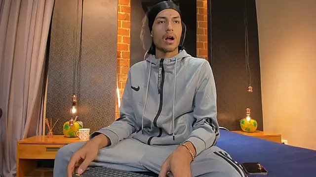 Snapshot of ItsZairen chatting on February 9, 2026, 3:54 am ItsZairen online show from February 9, 2026, 3:54 am