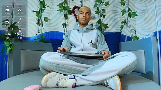 Snapshot of ItsZairen chatting on February 21, 2026, 3:40 am ItsZairen online show from February 21, 2026, 3:40 am