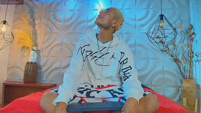 ItsZairen online show from March 26, 2026, 3:23 am