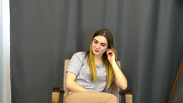 Snapshot of CharaVaz chatting on February 8, 2026, 7:56 am CharaVaz online show from February 8, 2026, 7:56 am