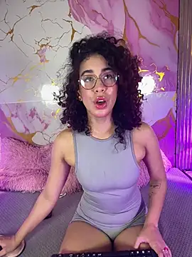 Woo isDaphne online show from April 13, 2026, 10:59 pm