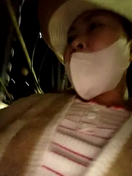 Snapshot of Yiyoongg chatting on April 11, 2026, 1:21 am Yiyoongg online show from April 11, 2026, 1:21 am