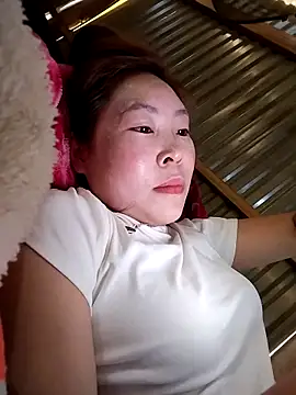 Snapshot of Yiyoongg chatting on April 13, 2026, 6:30 am Yiyoongg online show from April 13, 2026, 6:30 am