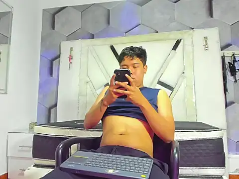 Snapshot of AdrianWalker chatting on August 9, 2026, 11:31 pm AdrianWalker online show from August 9, 2026, 11:31 pm