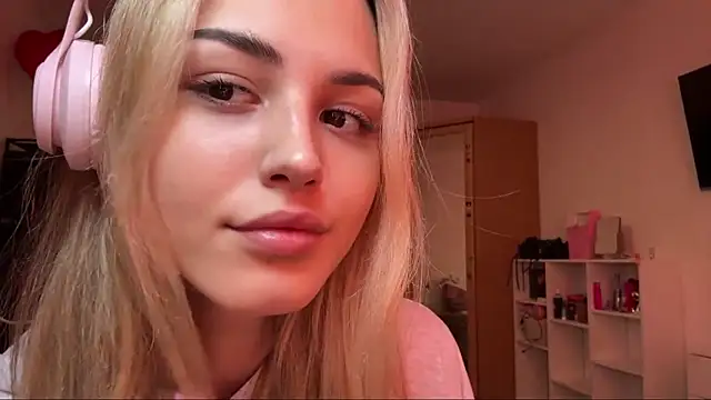 Snapshot of Evva_mayy chatting on February 20, 2026, 11:00 am Evva mayy online show from February 20, 2026, 11:00 am