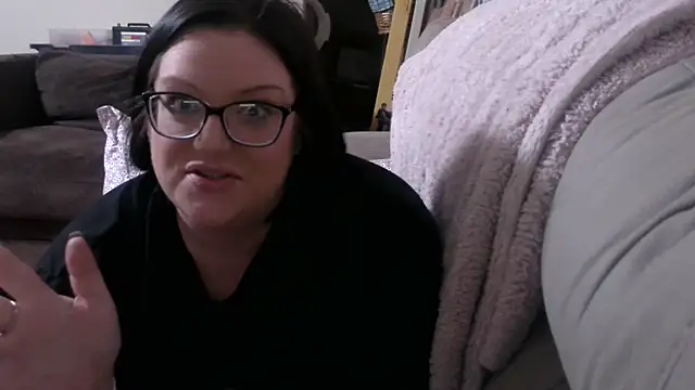 FreaksOffALeash3261 online show from April 21, 2026, 3:46 am