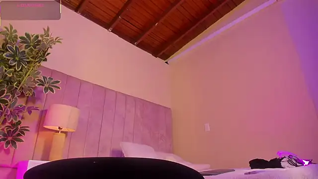 Ashley Beaomunt online show from April 17, 2026, 11:13 am