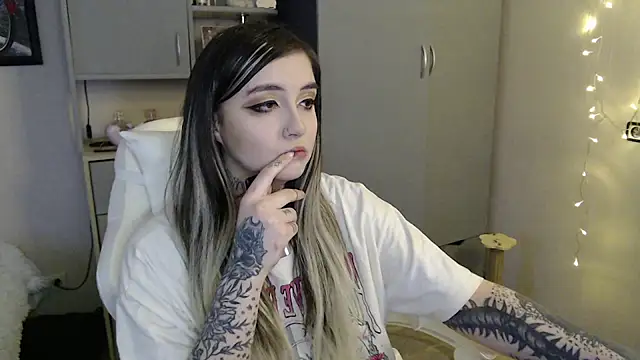 Rin Tozier online show from April 12, 2026, 1:32 am