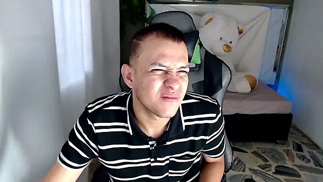 Snapshot of Top_and_bottom chatting on April 25, 2026, 8:06 pm Top and bottom online show from April 25, 2026, 8:06 pm