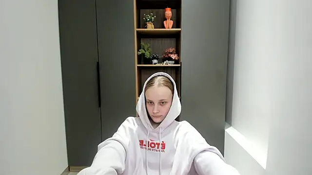 Snapshot of KirstinMcgeady chatting on February 14, 2026, 8:44 am KirstinMcgeady online show from February 14, 2026, 8:44 am