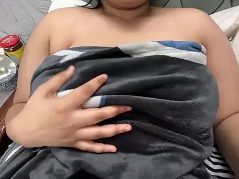 Snapshot of hugeindiantitties chatting on February 15, 2026, 10:17 pm hugeindiantitties online show from February 15, 2026, 10:17 pm