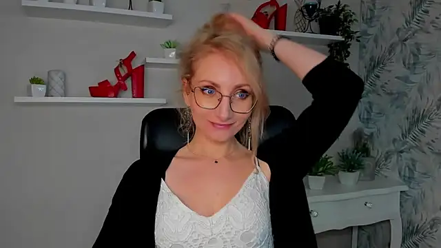 CinderellaMoon online show from March 18, 2026, 6:27 am