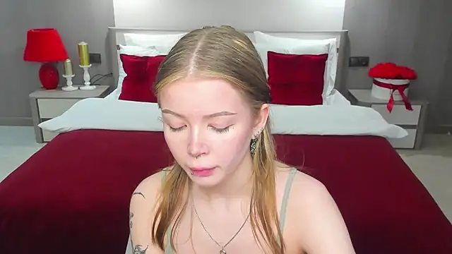 Snapshot of Violetta__Dreams chatting on May 21, 2026, 6:15 pm Violetta Dreams online show from May 21, 2026, 6:15 pm