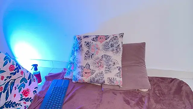 Abril milf11 online show from April 15, 2026, 12:23 pm