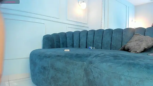 Zafiro21  online show from April 17, 2026, 7:28 pm