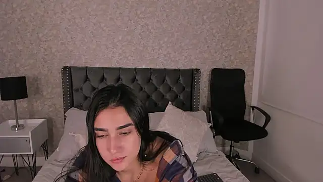 Snapshot of Anika_H chatting on May 17, 2026, 12:01 pm Anika H online show from May 17, 2026, 12:01 pm