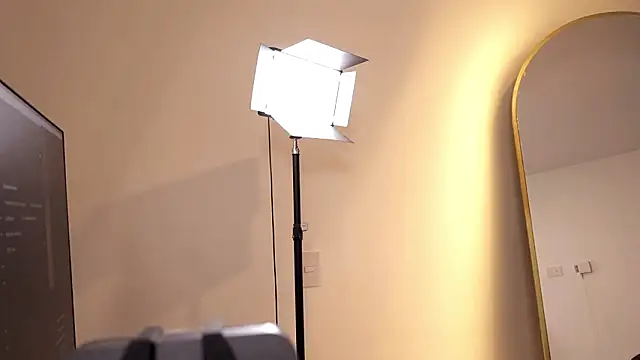 Im Velora online show from February 23, 2026, 1:25 am