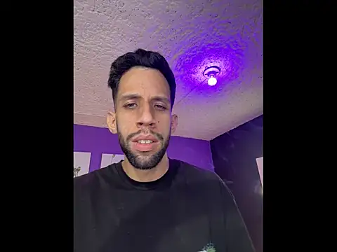 Snapshot of Karim_mansur chatting on March 24, 2026, 1:32 am Karim mansur online show from March 24, 2026, 1:32 am