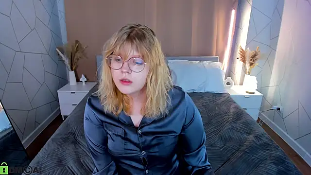 Snapshot of luna_c0ra chatting on February 22, 2026, 1:07 am luna c0ra online show from February 22, 2026, 1:07 am