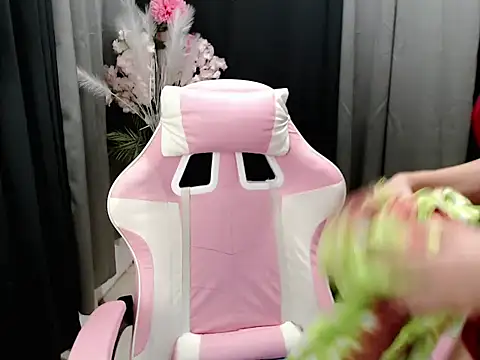 HoneyAfterDark  online show from May 5, 2026, 9:23 pm