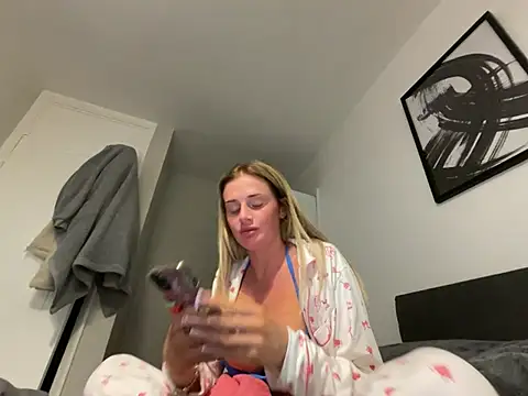 Snapshot of jadey19x chatting on February 19, 2026, 6:59 pm jadey19x online show from February 19, 2026, 6:59 pm