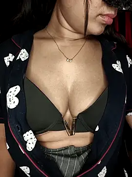 Snapshot of LINNI_3 chatting on February 25, 2026, 4:49 pm LINNI 3 online show from February 25, 2026, 4:49 pm