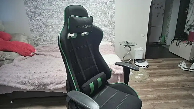 SlankyMic online show from April 18, 2026, 3:27 pm