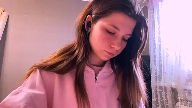 LunnaBliss online show from April 10, 2026, 2:33 pm