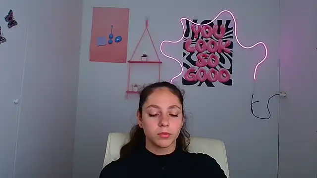 KissMeJulia online show from July 7, 2026, 6:58 am