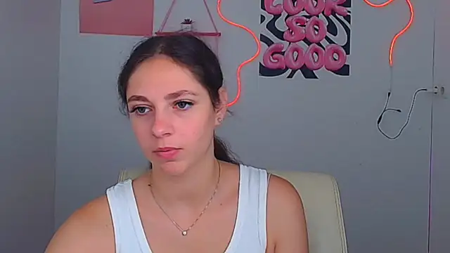KissMeJulia online show from July 18, 2026, 5:33 am
