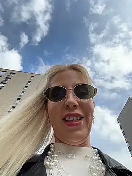 LisaMurr online show from April 14, 2026, 10:43 am