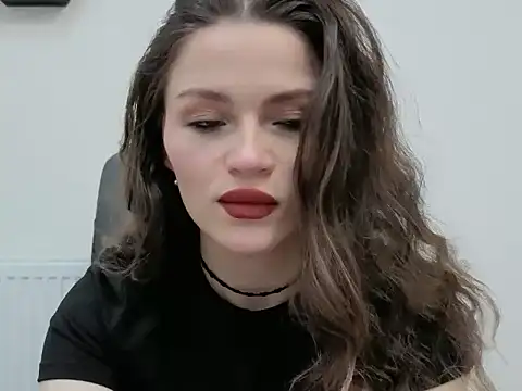 Avelinehowo uwu online show from April 3, 2026, 5:33 pm