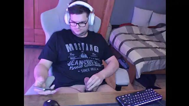 Whyteshadow4235 online show from February 19, 2026, 8:38 pm