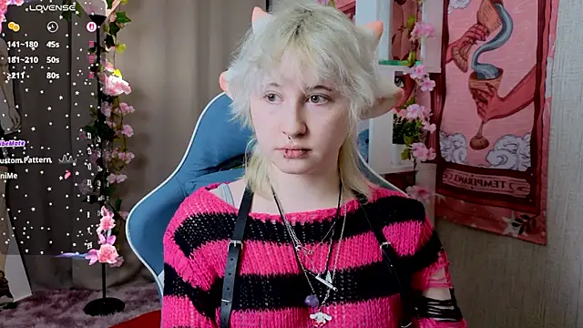 Snapshot of May_leaf chatting on February 26, 2026, 12:53 am May leaf online show from February 26, 2026, 12:53 am