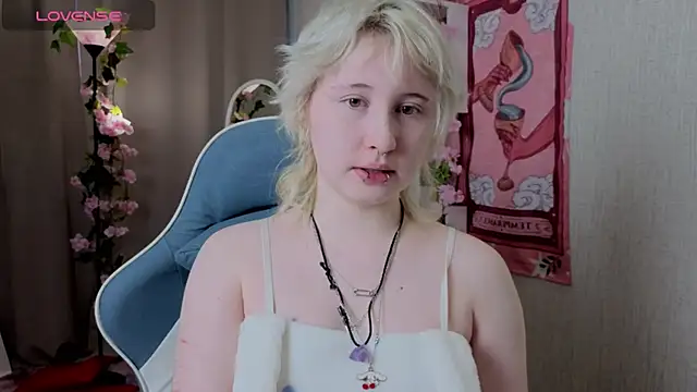 Snapshot of May_leaf chatting on March 4, 2026, 1:44 am May leaf online show from March 4, 2026, 1:44 am