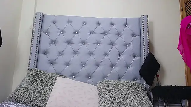 skarlett  36 online show from April 14, 2026, 2:23 pm