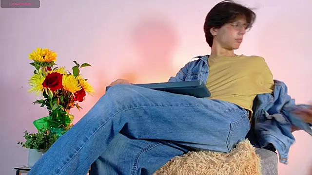 Snapshot of lui_x_dust chatting on April 4, 2026, 3:38 am lui x dust online show from April 4, 2026, 3:38 am