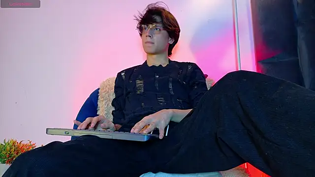 Snapshot of lui_x_dust chatting on April 14, 2026, 3:34 am lui x dust online show from April 14, 2026, 3:34 am