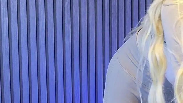 Snapshot of KarmaArms chatting on April 4, 2026, 12:02 pm KarmaArms online show from April 4, 2026, 12:02 pm