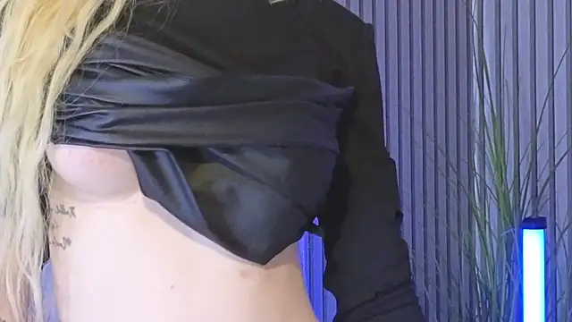 Snapshot of KarmaArms chatting on April 7, 2026, 12:00 am KarmaArms online show from April 7, 2026, 12:00 am