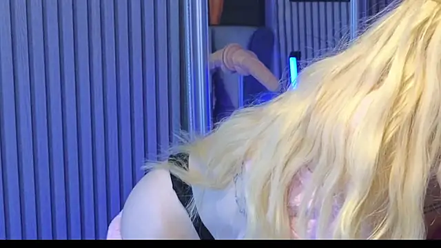 Snapshot of KarmaArms chatting on April 13, 2026, 7:41 pm KarmaArms online show from April 13, 2026, 7:41 pm