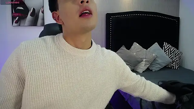 NewYoungHot online show from April 10, 2026, 8:13 pm