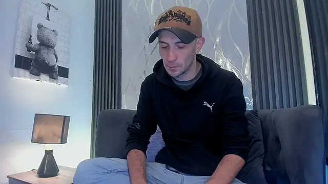 Milanwhite  online show from February 20, 2026, 12:05 pm