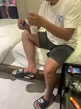 zhuendong000001 online show from April 19, 2026, 1:54 pm