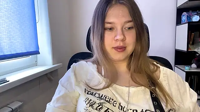 TomikoPfau online show from March 25, 2026, 7:47 am