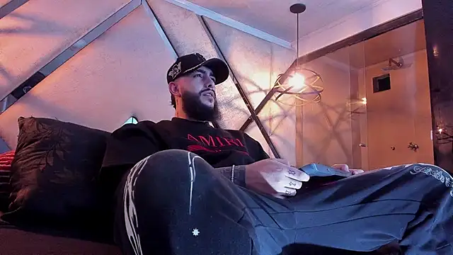 SantiagoHincapiie online show from March 1, 2026, 4:14 am