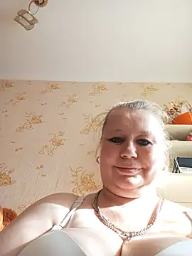 Snapshot of KiraStanton chatting on July 6, 2026, 3:14 pm KiraStanton online show from July 6, 2026, 3:14 pm