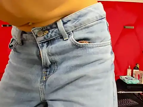 Snapshot of Alicee_Grey chatting on April 9, 2026, 2:44 pm Alicee Grey online show from April 9, 2026, 2:44 pm