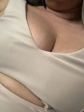 Nanda loiragostosa online show from April 8, 2026, 10:21 pm